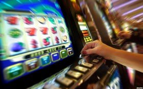 Dealer Casino Hold'em di studio langsung golroblox dengan kartu dan chip